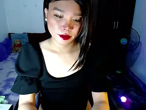 Urassiansweetcummer online show from May 8, 4:27 am