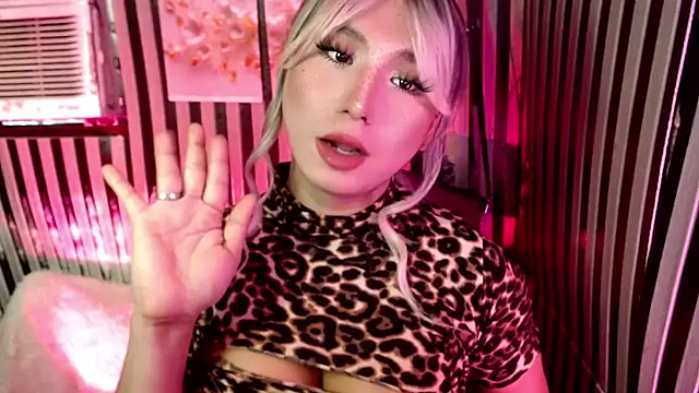 UrhotlucyTS online show from May 23, 7:39 am