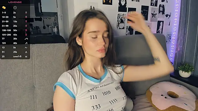 lovelyalivia online show from November 11, 9:39 am