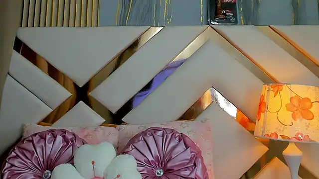 Mhia Sweet  online show from October 8, 2:10 pm