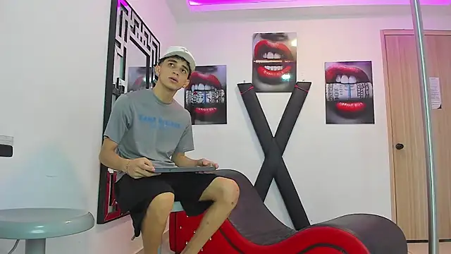 Snapshot of RED_EMPIRE chatting on September 14, 1:31 pm RED EMPIRE online show from September 14, 1:31 pm