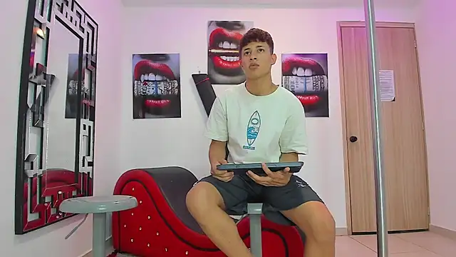 Snapshot of RED_EMPIRE chatting on September 18, 2:04 pm RED EMPIRE online show from September 18, 2:04 pm
