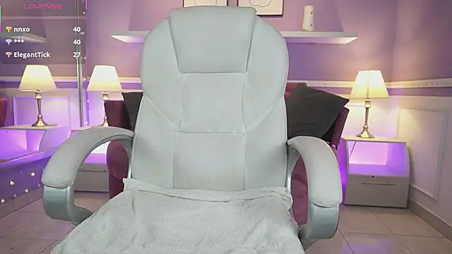 NicoleCrawft online show from October 8, 7:40 pm