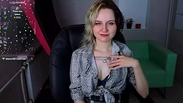 girl next doorr online show from October 25, 1:19 pm