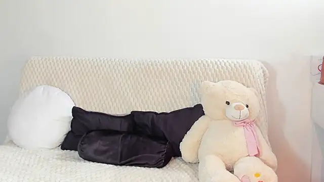 miaravel  online show from December 19, 6:11 pm