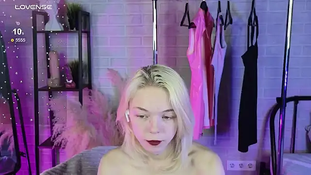 MillaHolt online show from November 10, 9:37 am