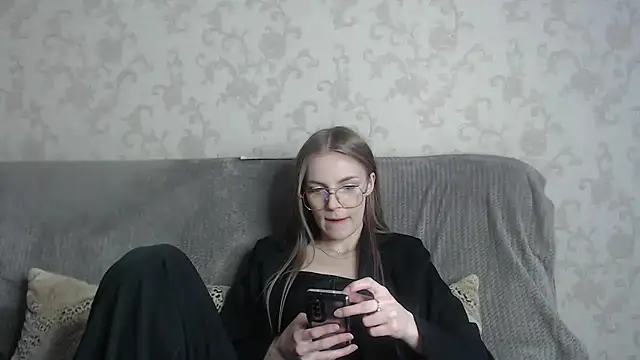 HitGyrl online show from March 1, 8:03 am