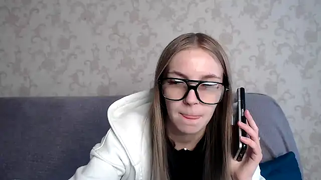 HitGyrl online show from November 19, 8:36 am