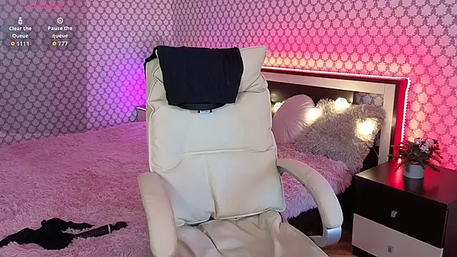 EmmySkyy online show from September 25, 9:41 am