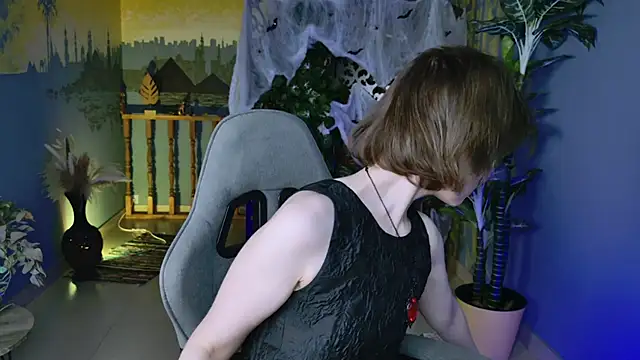 EllieMurler online show from October 31, 2:10 pm