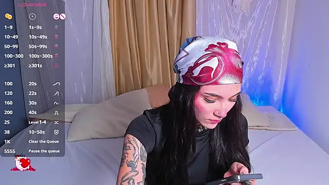 sara queen10 online show from October 13, 7:05 pm