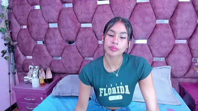 Miaa Davis  online show from February 5, 2:25 am