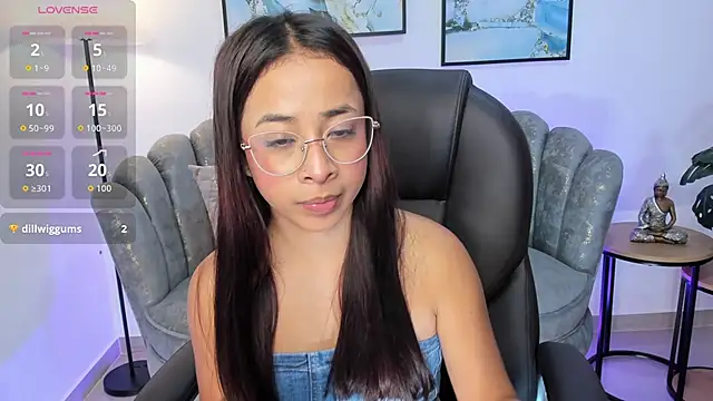 July Adams online show from November 28, 8:28 am