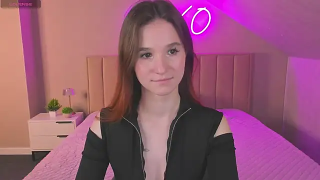 Eva Hollowey online show from November 12, 9:51 am