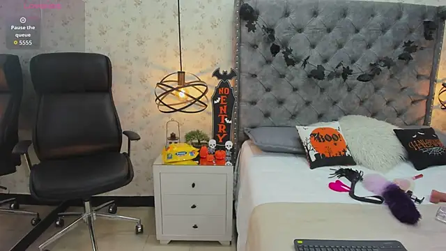 Aprilwatson online show from October 20, 7:17 pm