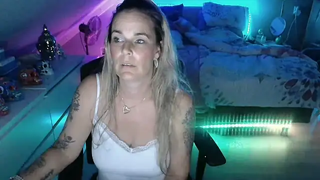 Mrs-Aurora online show from May 6, 12:14 am