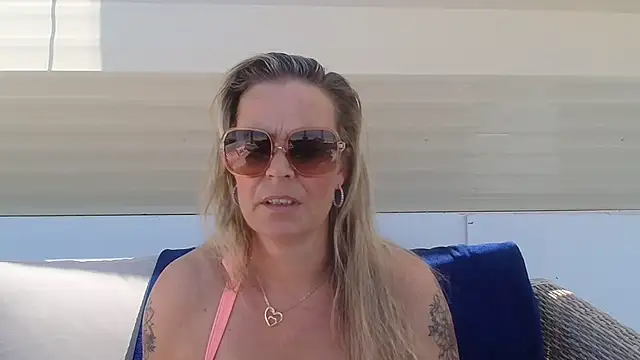 Mrs-Aurora online show from May 22, 11:52 am