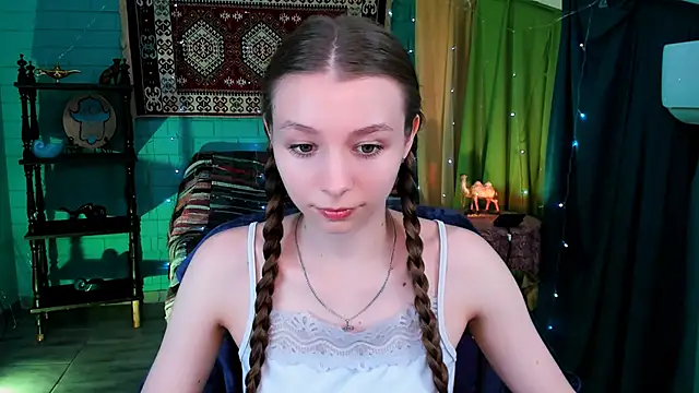 JulieDaniel online show from May 18, 8:20 am