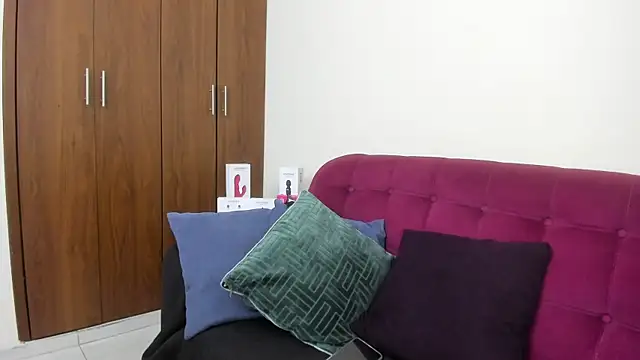 kiraGeiner online show from December 23, 3:43 am