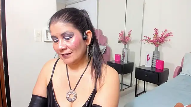 kiraGeiner online show from March 18, 8:03 pm