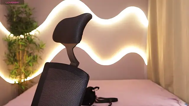 Emma and Issac online show from March 27, 9:04 pm