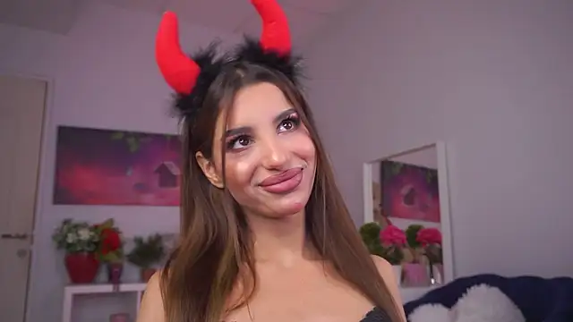 ZariaVera online show from October 31, 7:07 pm