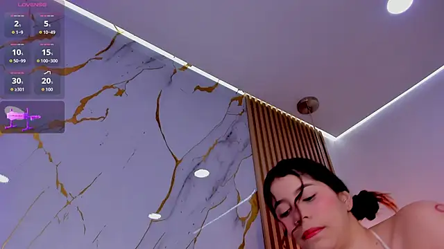 alissaowens  online show from May 20, 10:45 am