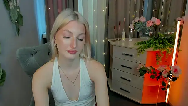 Snapshot of Sarrah_blush chatting on September 15, 2:14 pm Sarrah blush online show from September 15, 2:14 pm