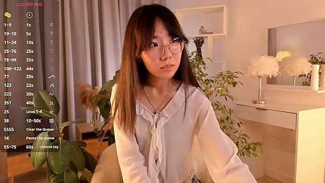 UdelaDodson online show from October 9, 1:32 am