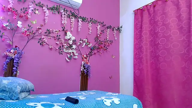skinnybarbie022 online show from May 11, 12:46 am