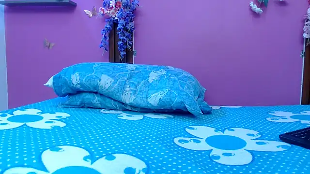 skinnybarbie022 online show from May 12, 12:30 am