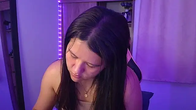 Oliviawatson1 online show from May 7, 11:58 am