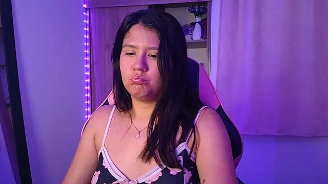 Oliviawatson1 online show from March 23, 12:33 pm