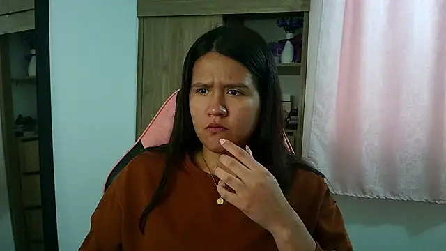 Oliviawatson1 online show from March 1, 5:34 pm