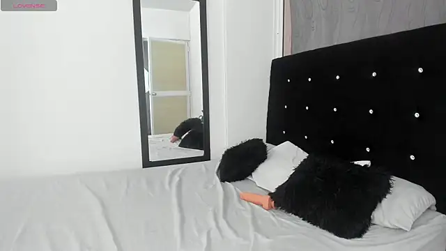 NicoleFletcher online show from October 26, 7:09 pm