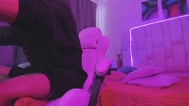 MilkWhore1 online show from March 31, 8:31 pm