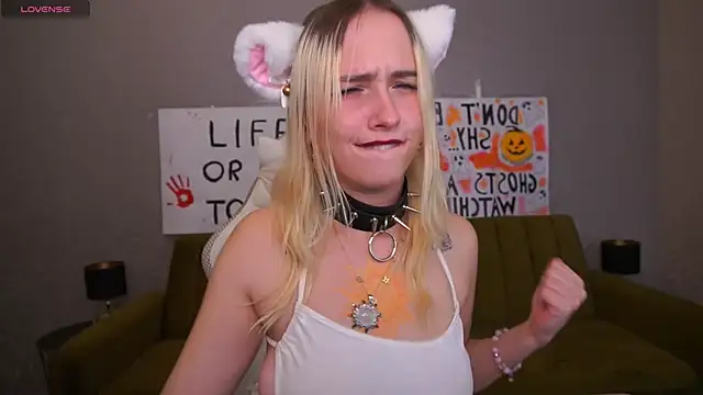 LilElfie online show from October 31, 11:31 pm