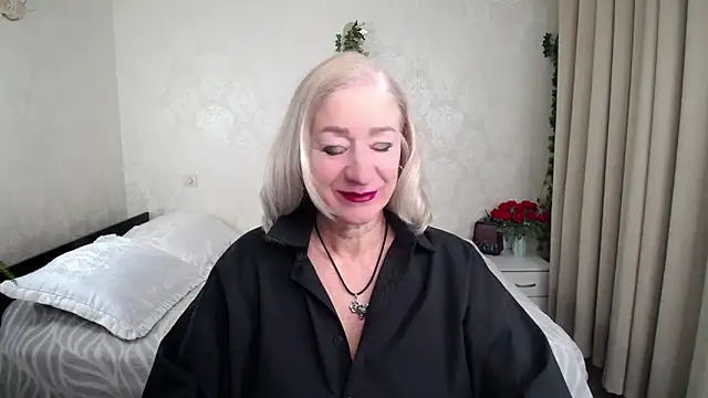 hunters woman online show from February 12, 5:03 pm