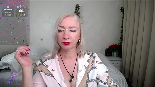hunters woman online show from May 19, 6:59 pm