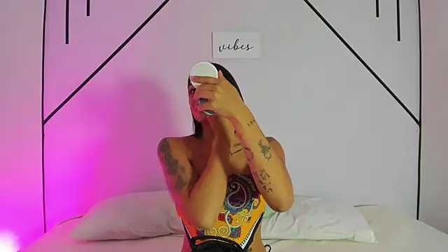 MiahCornell  online show from October 20, 6:55 pm