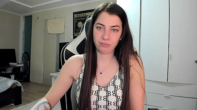 EmiLovsi online show from March 5, 8:15 pm