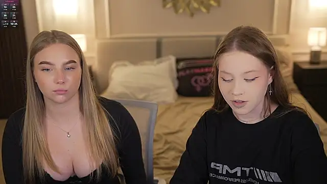 Esmie Smile online show from November 18, 3:24 pm