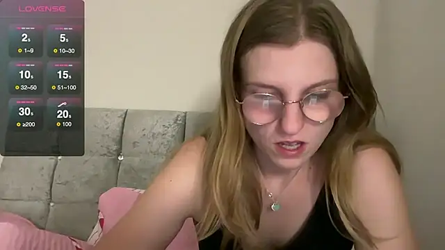 BustyKellyXXX online show from November 17, 8:31 pm