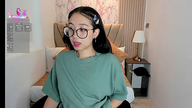 Yuna  Min online show from October 8, 10:30 am