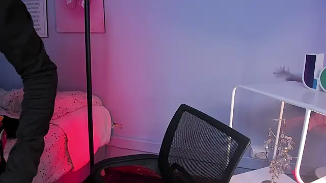 Hannahpage online show from March 2, 12:12 pm