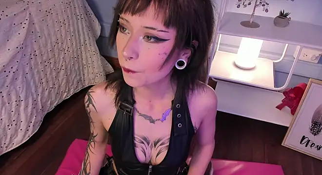 Hannahpage online show from January 14, 12:21 pm