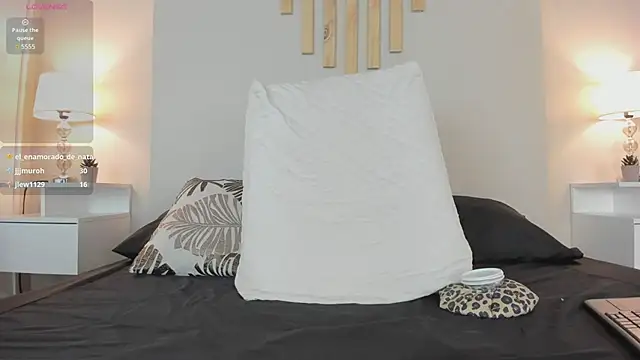 natachadiaz  online show from November 5, 12:32 pm