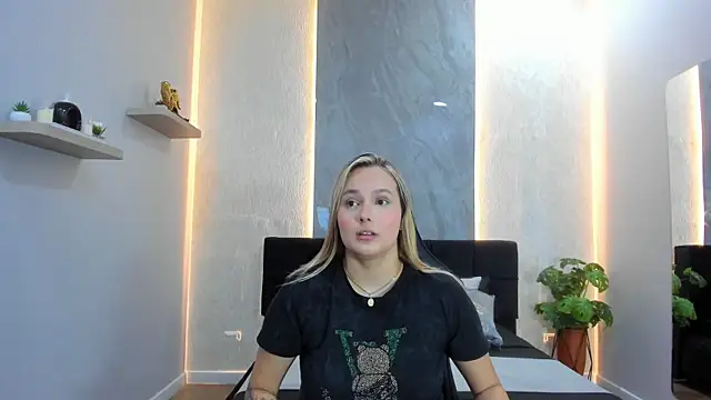 Emmaa white  online show from May 26, 5:45 pm