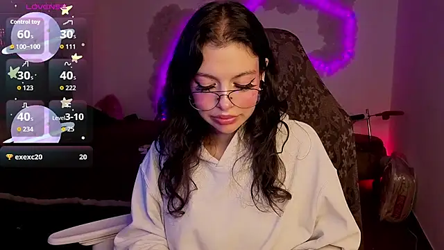 larah uwu online show from February 24, 8:29 pm