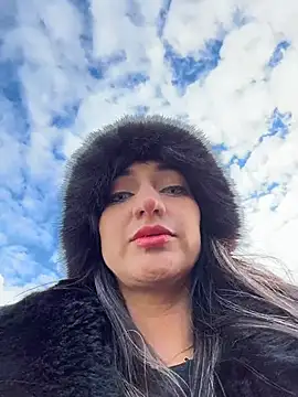 Ninabigtitied online show from November 18, 1:01 pm